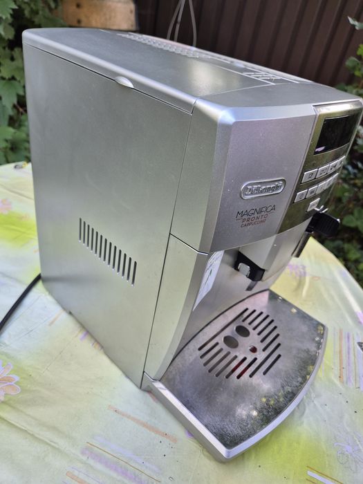 кавомашина з капучинатором Delonghi magnifica pronto cappuccino