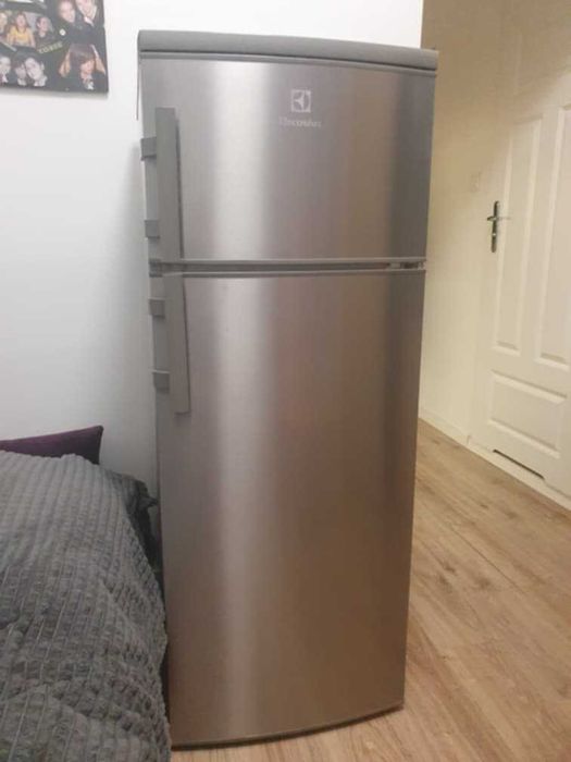 mała lodówka Electrolux 140 cm