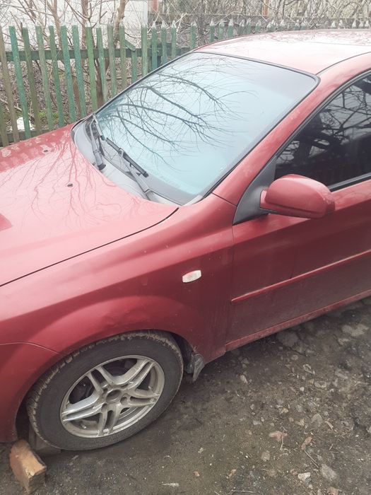 Продам шевроле лачети 2005г,нт еля,на д исках красного ц