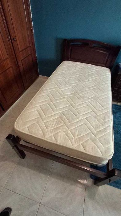 cama individual em madeira