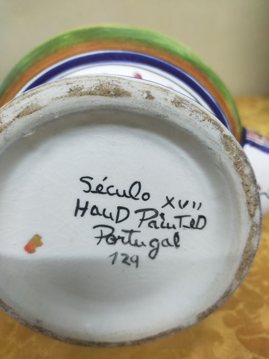 Uma jarra antiga pintada a mão