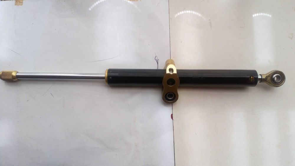 Amortecedor de direcção Hyperpro com 120mm de curso.