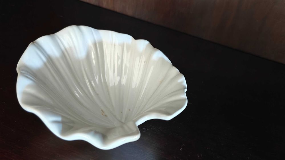 Travessa decorativa em cerâmica branca – formato concha
