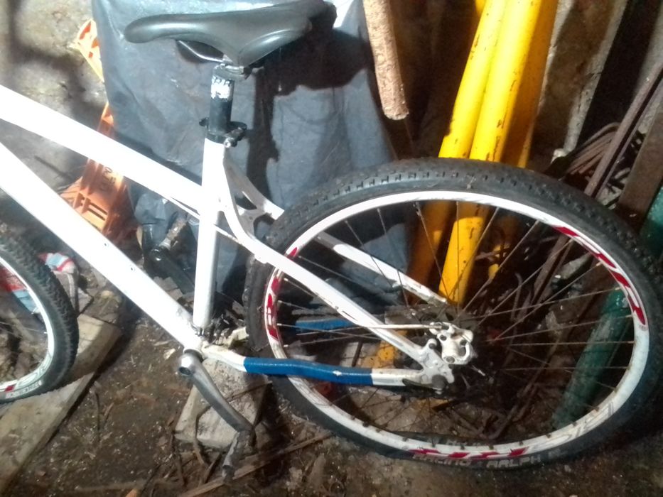 Bicicleta com travão a óleo