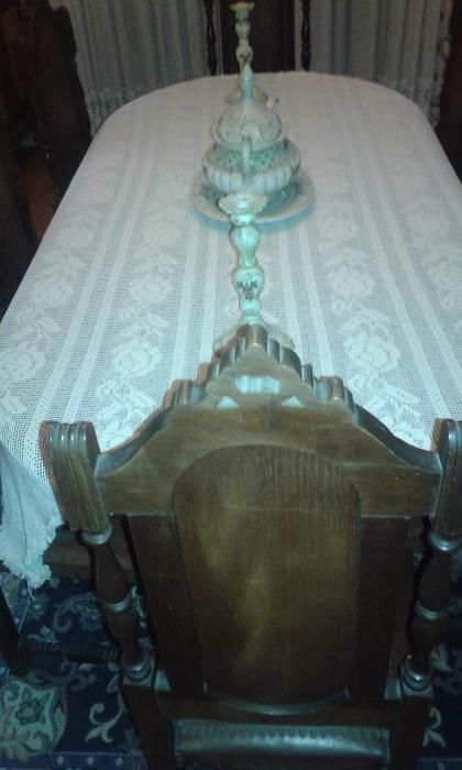 Mesa oval com 2 Pés de Galo e 8 Cadeiras em pele - madeira maciça