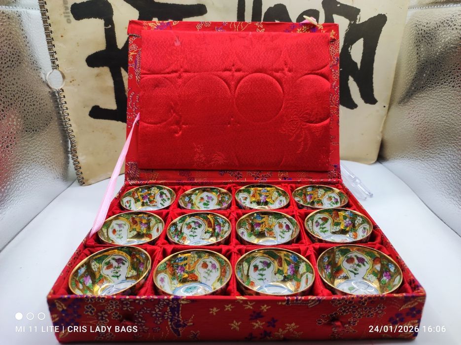 12 Chávenas com os 12 signos chineses e calendário chinês do ano 1979