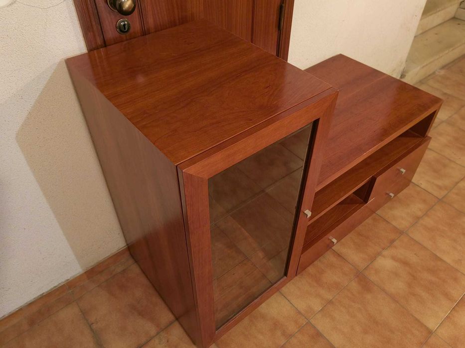Móvel de Sala / Bancada de TV Moderno com Vitrine (Excelente Estado)