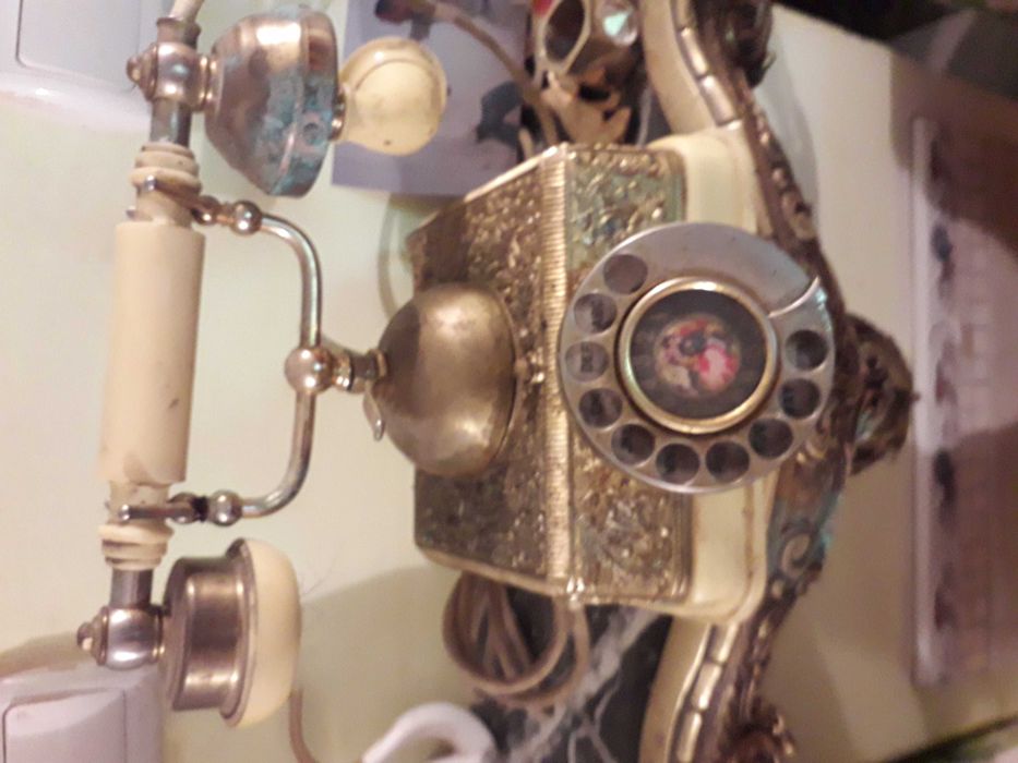 Телефон стационарный, старинный.