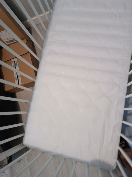 Łóżeczko dziecięce z materacem