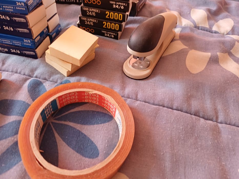 Agrafador, agrafes, clipes e molas