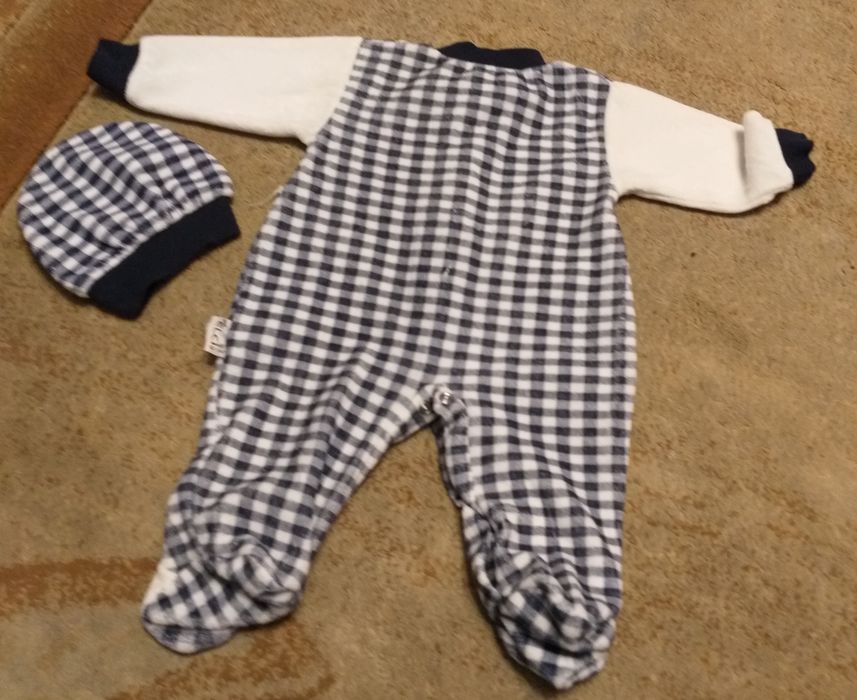 Pajac elegancki komplet z muchą i czapeczką w kratkę