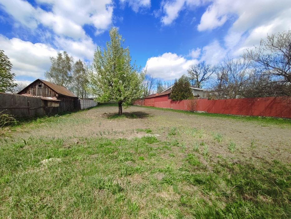 Продам пів будинку та 10 соток землі в Лазарівці