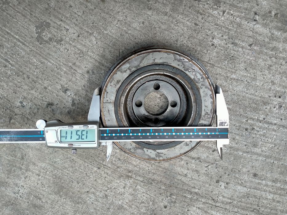 Крышка клапанов на Опель и шкив колена.