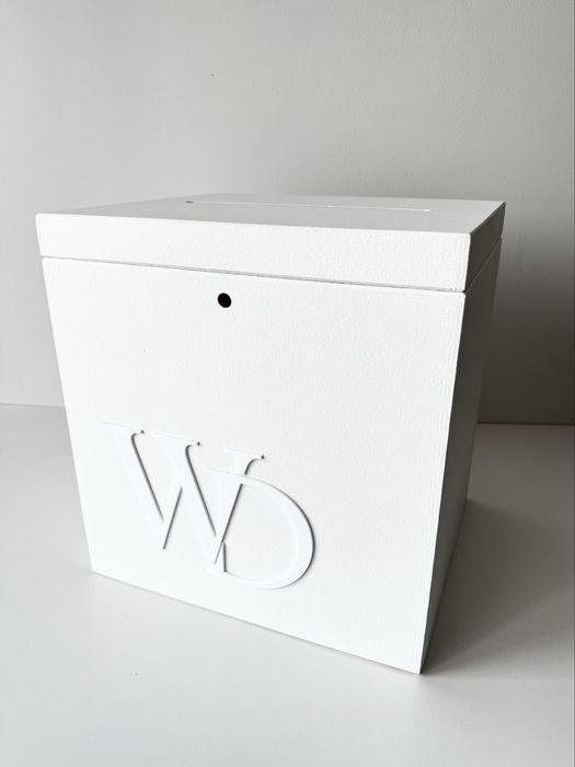 Personalizowane białe pudełko na koperty pleksi front imiona wesele