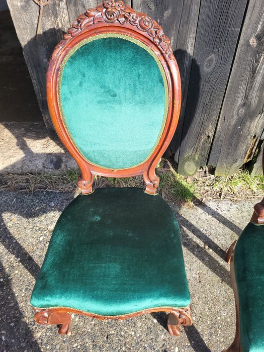 Zestaw pięknych krzeseł