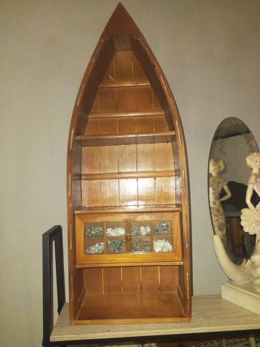 Estante em formato de barco