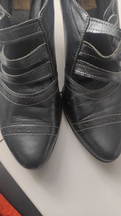 Buty na obcasie skórzane