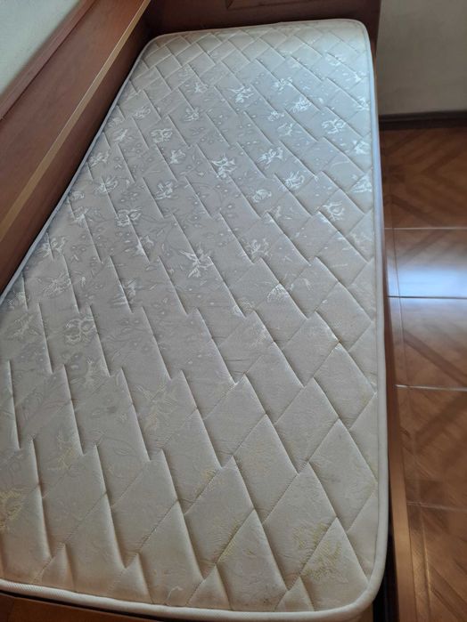 Cama dupla com armários.