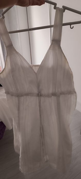 Vestido branco, tamanho S, usado. Curto. É forrado.