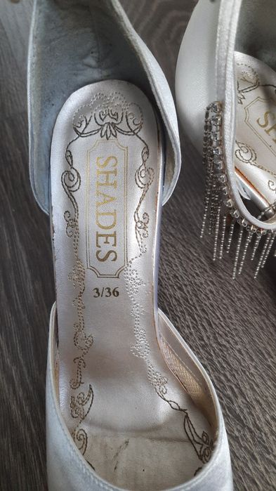 Nowe ślubne buty na obcasie satynowe 36