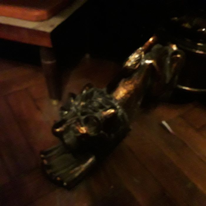 Продам стол инкрустированный перламутром +8 таких же  стульев.Говори