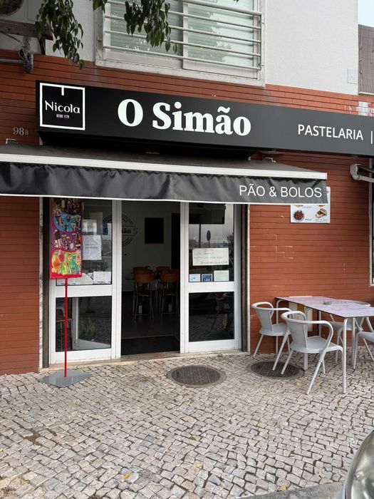 Vende-se Loja Comercial com Café/Snack-Bar em Funcionamento e Licença de Restauração e Bebidas