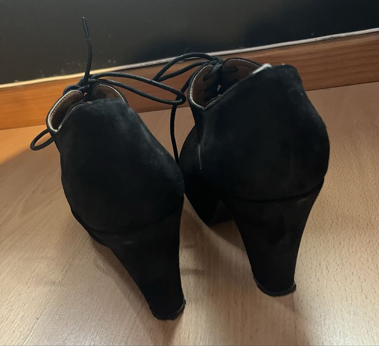 Sapato preto salto alto portes incluso