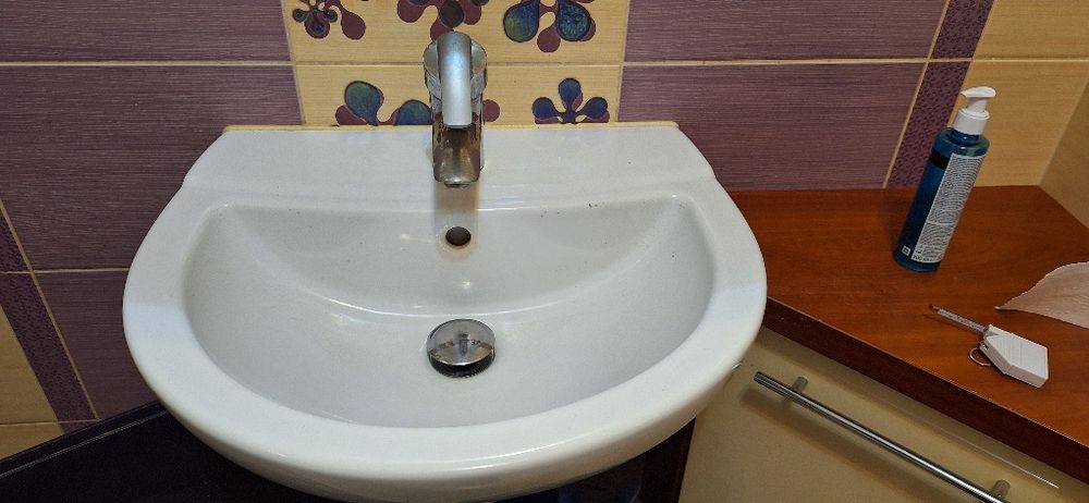Umywalka z baterią