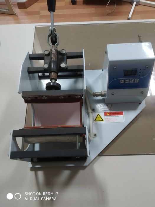 Máquina de estampar canecas