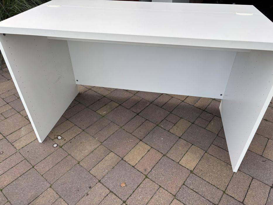 biurko Ikea besta + krzesło obrotowe granatowe Agata meble