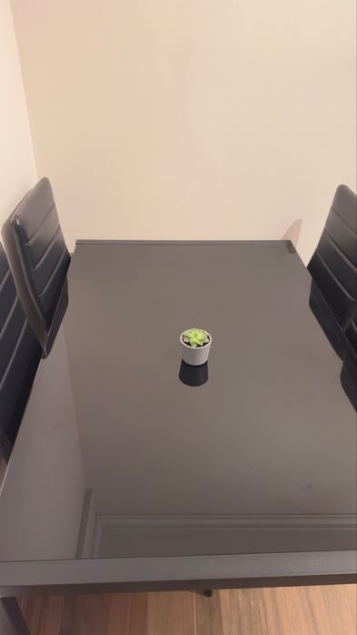 Conjunto de Mesa + 4 Cadeiras – Excelente Estado