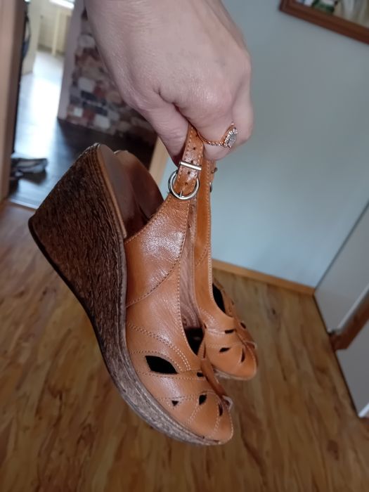 Lasocki skórzane sandaly damskie na koturnie 39