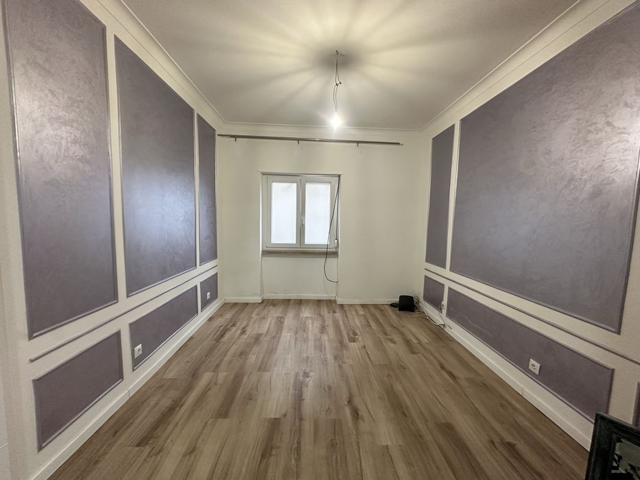 Arrenda-se aluga-se T2 com quintal 120m2 com Garagem