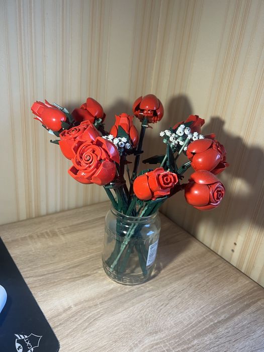 Продаються 2 набори лего: Конструктор LEGO® Botanicals Букет троянд (10328) та Конструктор LEGO Star Wars Імперський винищувач TIE (75300)