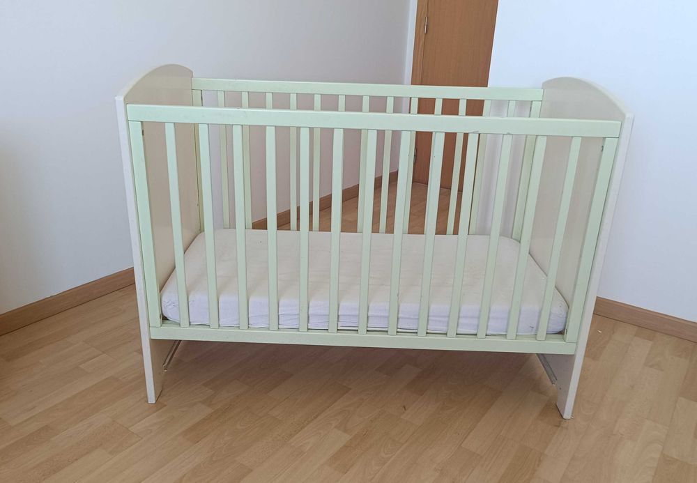Conjunto Quarto de Bebé Completo: Cama de Grades + Cómoda Fraldário + Berço Viagem