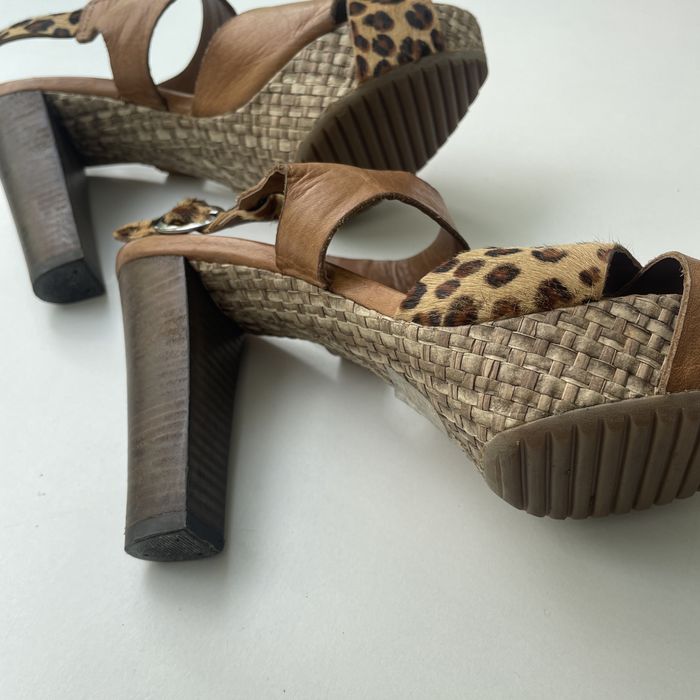 Sapatos abertos Prof em couro e leopardo, com tacão em madeira