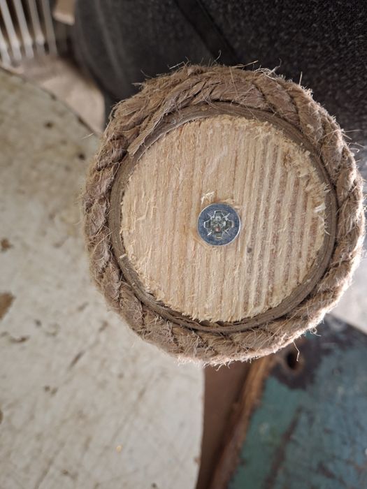 Зміні стовпи на кігтеточку різні, когтеточка