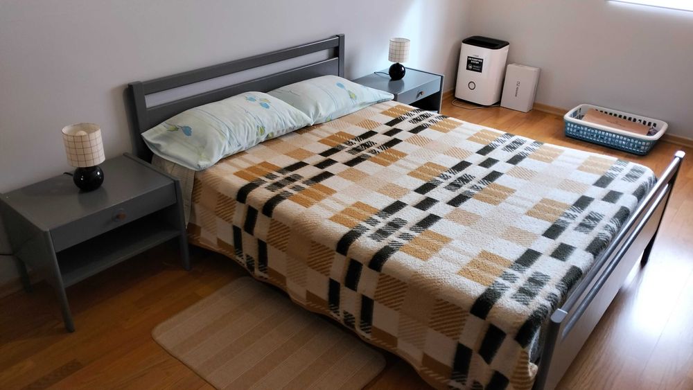 Mobília de quarto com mesas de cabeceira e colchão viscoelástico