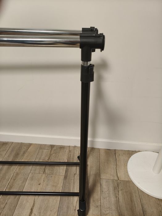 Wieszak na kółkach