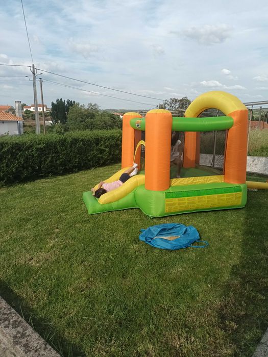 Vende-se insuflável para crianças até 6 anos