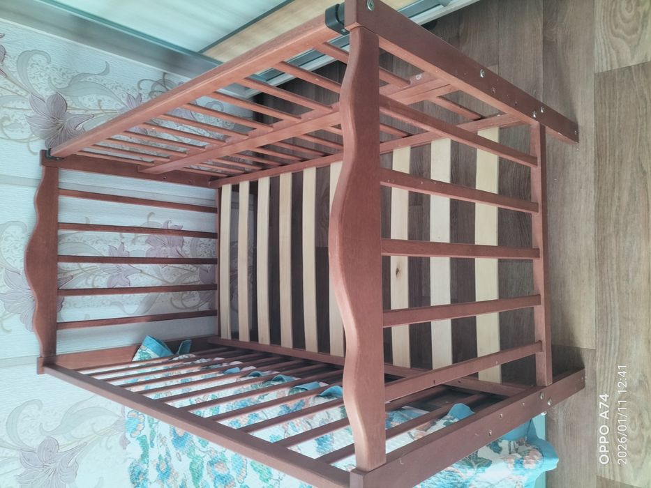 Ліжко дитяче з відкидним бортиком та маятником