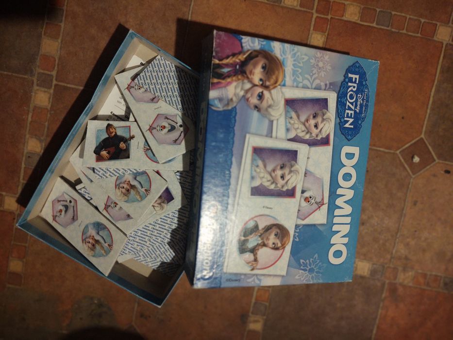 Frozen / Kraina Lodu domino + memory

W domino brakuje jednego element