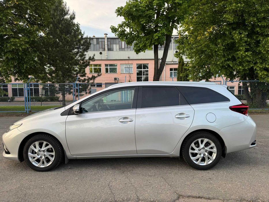 Toyota Auris II 1.6 Premium Kombi