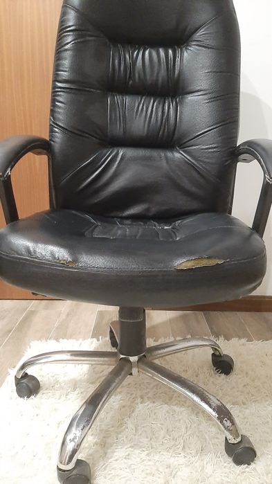 Cadeira escritório giratória com rodas