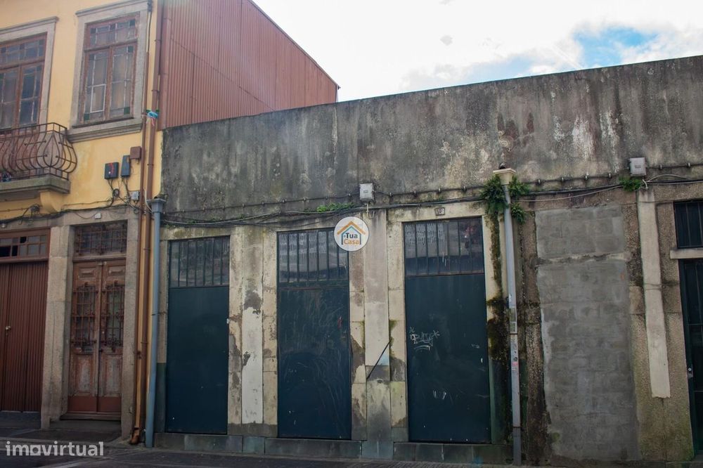 Armazém com elevado potencial em zona central de Vila Nova de Gaia