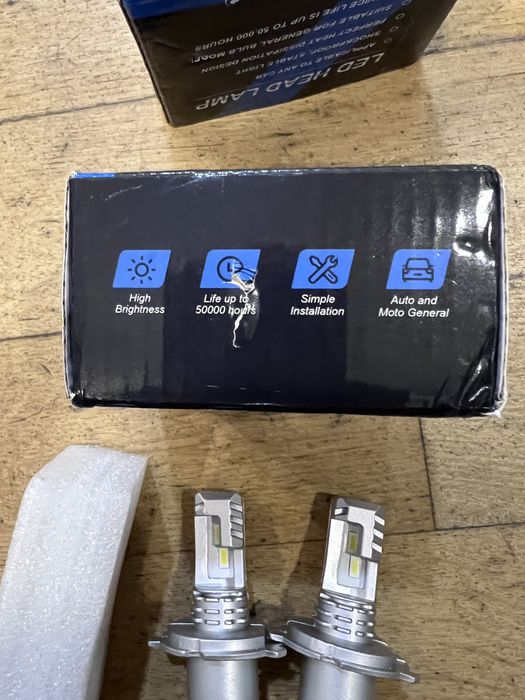 Par de Lâmpadas LED H4 para Carro/Mota - Novas (Super Brilhantes)