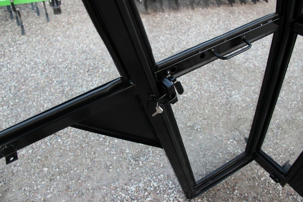 Kabina ciągnikowa do ciągnika MF 235 255 bez błotników CE