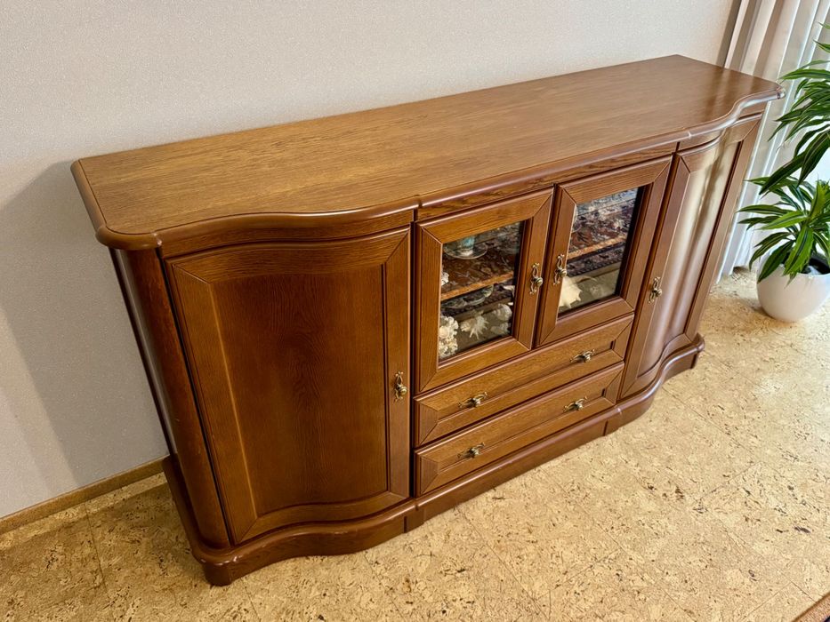 Stylowa komoda z przeszkleniem