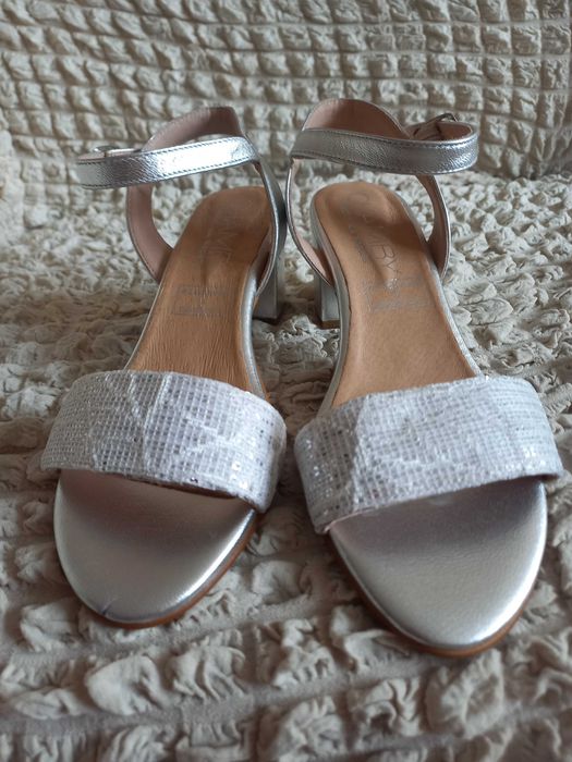 Красивые нарядные новые кожаные босоножки ИСПАНИЯ.