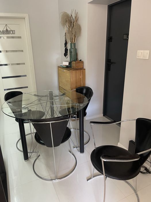 Piękny stół Glamour , lekki , stylowy , chrom skóra .